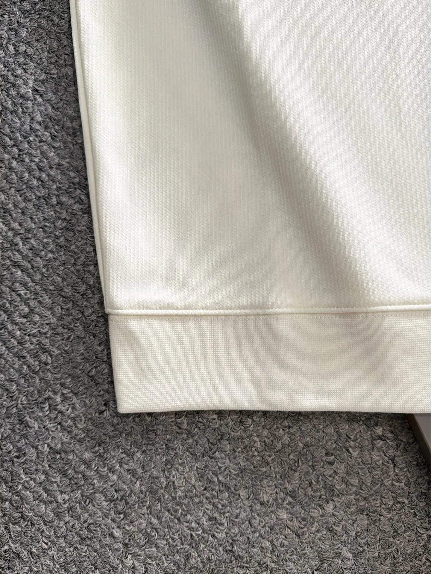 Paris Clover 2026 long-sleeved sweatshirts for men and women Same Style. Many stars have the same style, the top Original version. Feel free to compare🆚The fabric is custom-dyed and lightly sprayed and distressed. The fabric, material, and details are consistent with the original version. Special cotton and linen fabrics are selected. The cost of the fabric is extremely expensive. It is twice as expensive as pure cotton materials. We will do better at all costs. Three standards are complete. The comparison between non-market products and my fabrics is very different. Only the top version is made! Size: M-4XL